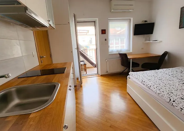 Old Town Apartment *